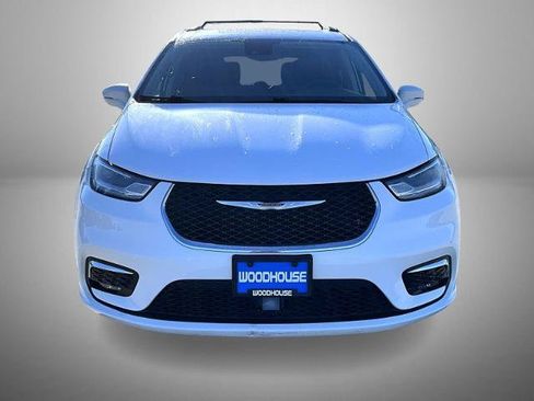 Used 2022 Chrysler Pacifica Touring-L FWD image 2