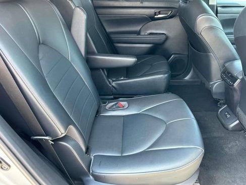 Used 2021 Toyota Highlander XLE image 23