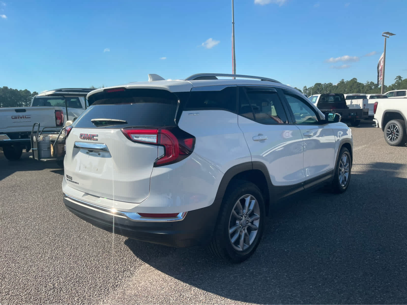 Used 2024 GMC Terrain SLT w/ Tech Package FWD image 4