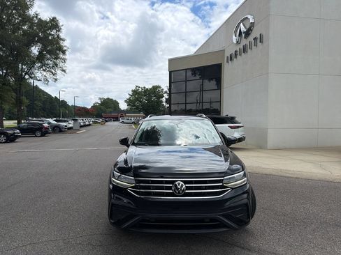 Used 2022 Volkswagen Tiguan SE w/ Panoramic Sunroof Package FWD image 3