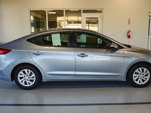 Used 2017 Hyundai Elantra SE FWD image 4
