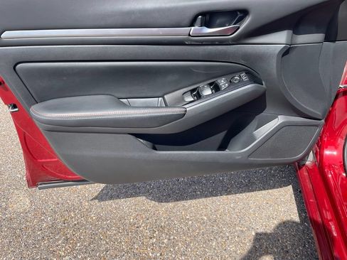 Used 2024 Nissan Altima 2.5 SR w/ SR Premium Package FWD image 9