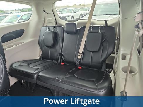 Used 2023 Chrysler Pacifica Touring-L FWD image 5