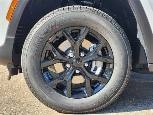 New 2025 Jeep Grand Cherokee Altitude image 7