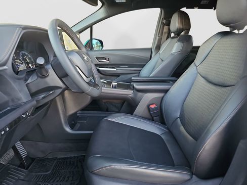 Used 2025 Toyota Sienna XLE Woodland Edition image 17