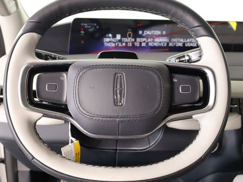 New 2026 Lincoln Navigator Premiere AWD/4WD image 3