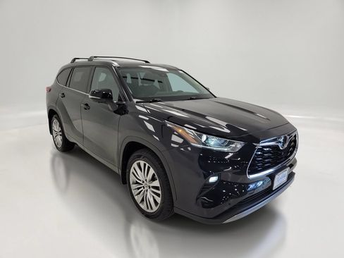 Used 2023 Toyota Highlander Platinum FWD image 3