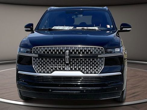 Used 2025 Lincoln Navigator Reserve image 3