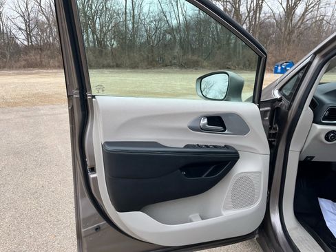 Used 2018 Chrysler Pacifica Touring Plus image 9