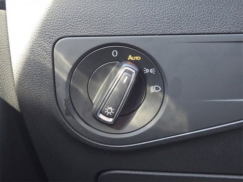 Used 2019 Volkswagen Tiguan SE image 23