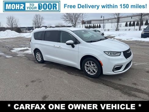 Used 2023 Chrysler Pacifica Touring-L image 7