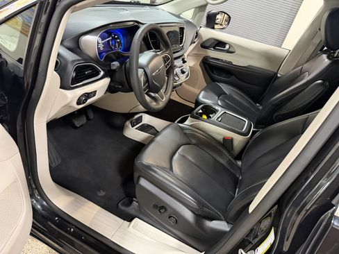 Used 2023 Chrysler Pacifica Touring-L FWD image 42