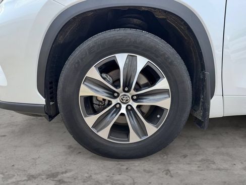 Used 2023 Toyota Highlander XLE AWD/4WD image 9