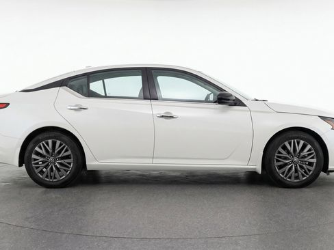Used 2025 Nissan Altima 2.5 SV image 11