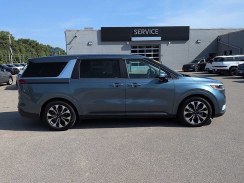 Used 2024 Kia Carnival EX FWD image 2