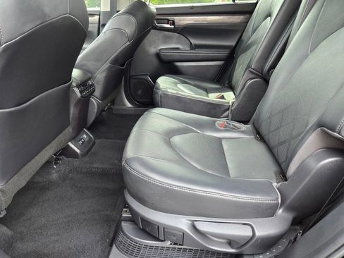 Used 2021 Toyota Highlander Platinum AWD/4WD image 10