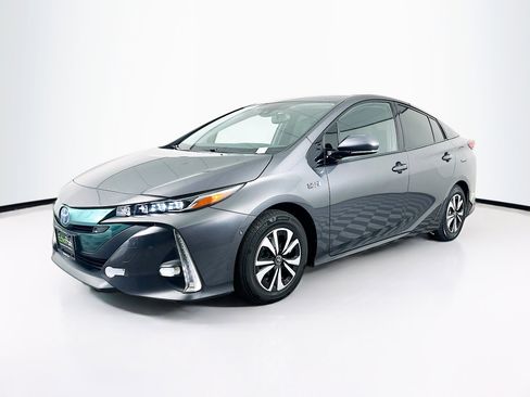 Used 2017 Toyota Prius Prime Advanced image 3