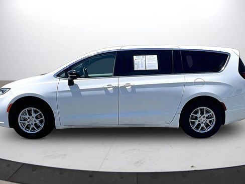 Used 2024 Chrysler Pacifica Touring-L FWD image 6