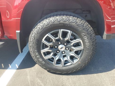 Used 2025 Chevrolet Colorado Z71 w/ Technology Package image 3