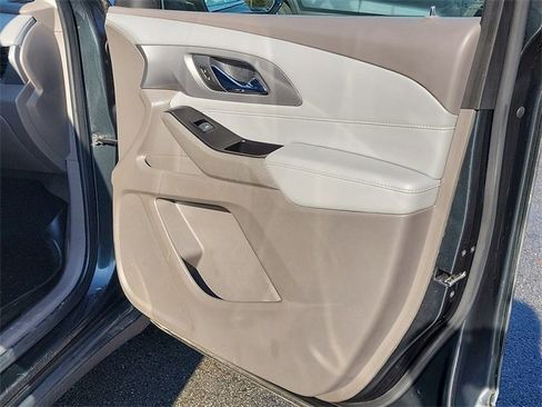 Used 2020 Chevrolet Traverse LT image 18