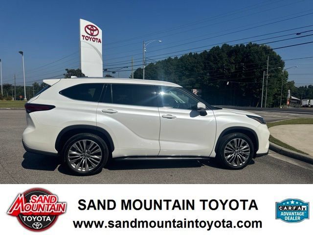 Used 2021 Toyota Highlander Platinum FWD image 2
