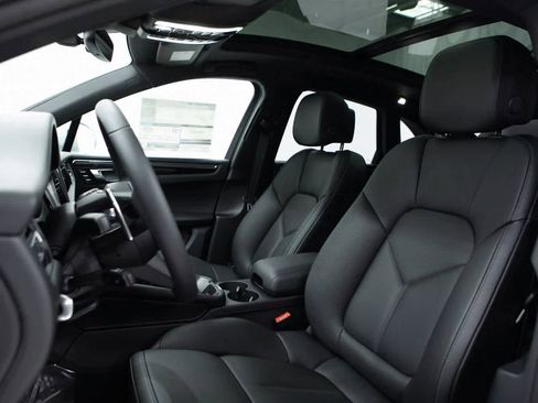 Certified 2025 Porsche Macan image 5