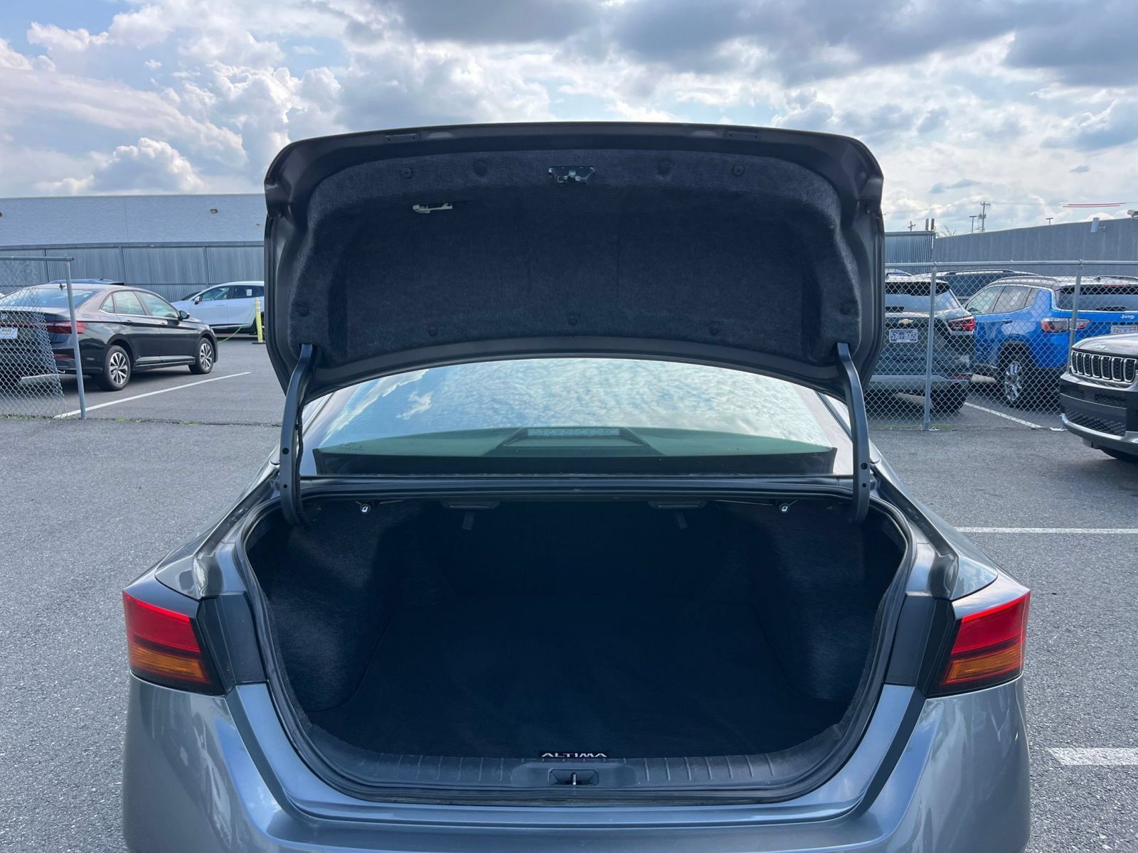 Used 2025 Nissan Altima 2.5 SV FWD image 31