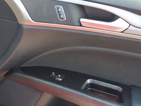 Used 2017 Ford Fusion SE FWD image 13