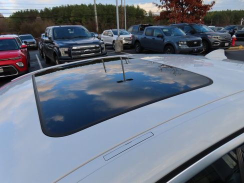 Used 2022 BMW 330i xDrive Sedan w/ Driving Assistance Package image 10