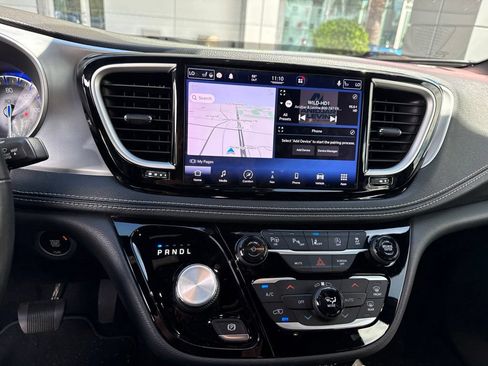 Used 2021 Chrysler Pacifica Touring-L w/ Uconnect Theater Family Group FWD image 7