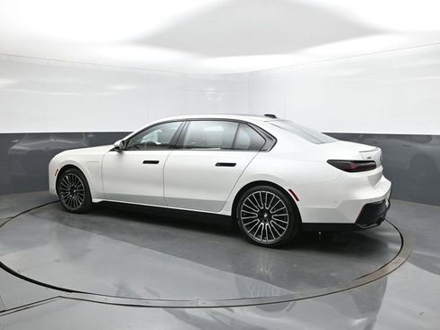 New 2026 BMW 750e xDrive w/ Premium Package image 5