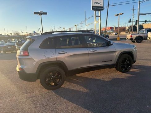 Used 2019 Jeep Cherokee Latitude Plus image 6
