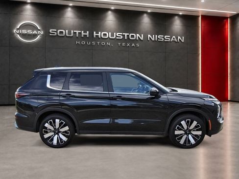 Used 2025 Mitsubishi Outlander AWD image 5