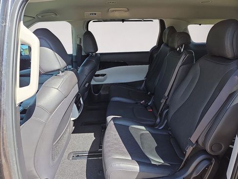 Used 2024 Kia Carnival EX FWD image 14