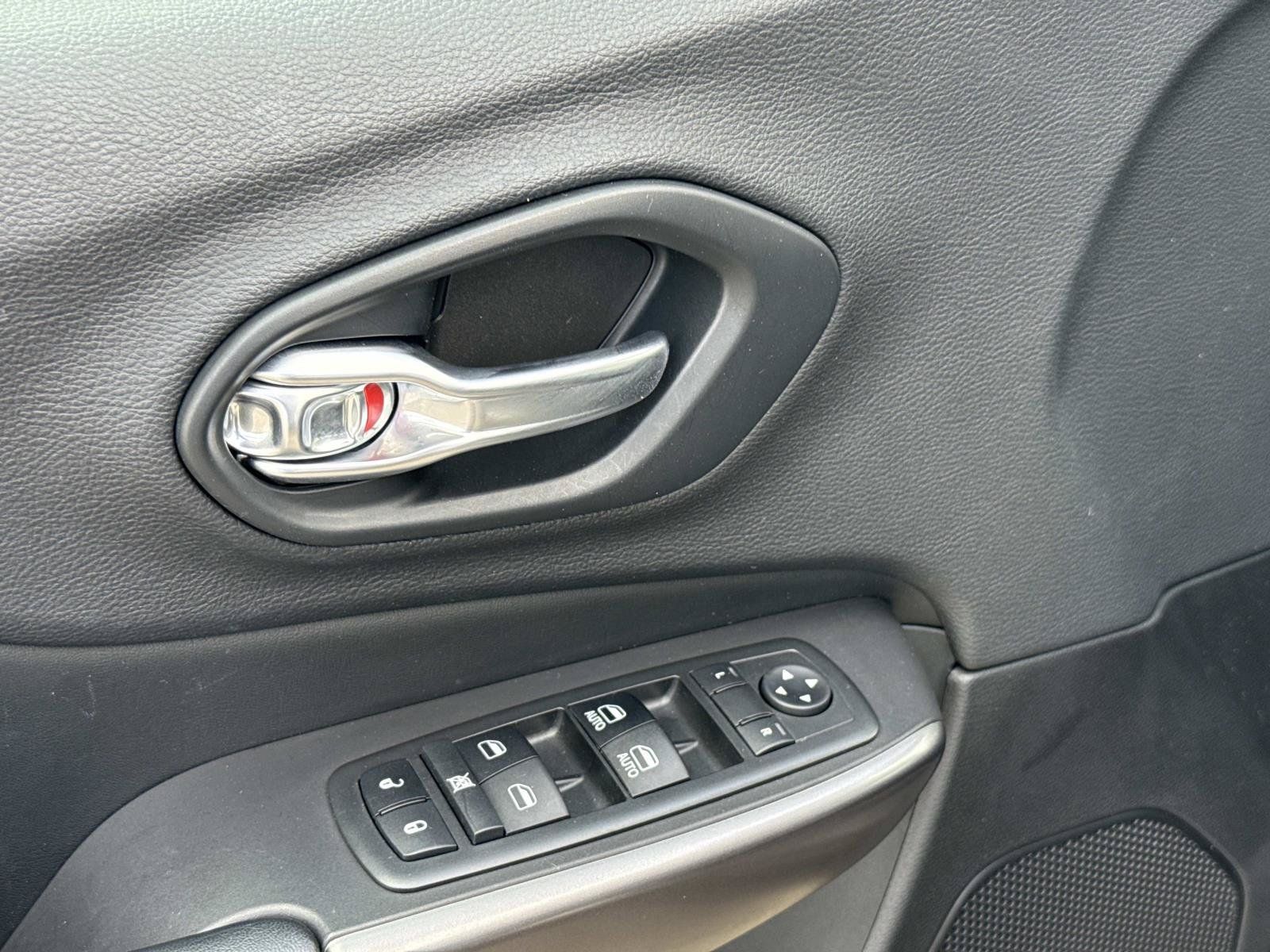Used 2019 Jeep Cherokee Latitude Plus FWD image 23