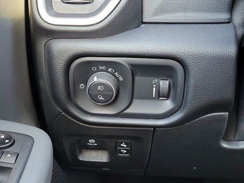 Used 2020 RAM 1500 Big Horn RWD image 14