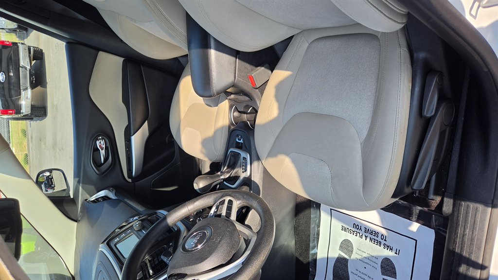 Used 2018 Jeep Cherokee Latitude FWD image 12