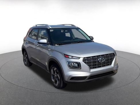 Used 2025 Hyundai Venue SEL FWD image 3