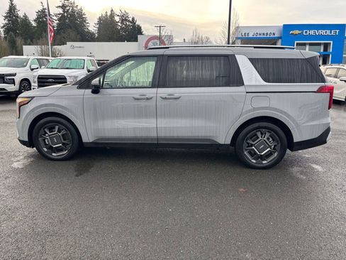 Used 2025 Kia Carnival EX image 8