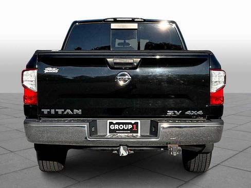 Used 2019 Nissan Titan SV image 4