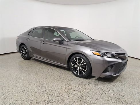 Used 2019 Toyota Camry SE w/ Convenience Package image 4