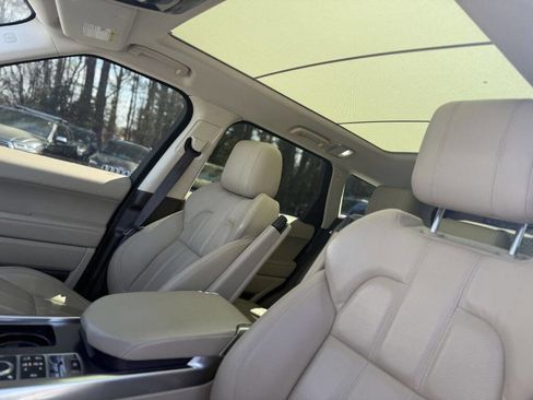 Used 2017 Land Rover Range Rover Sport SE image 17