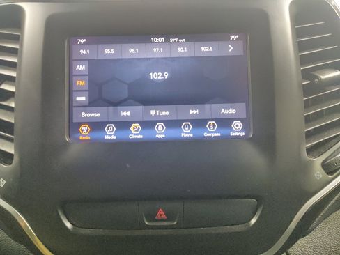 Used 2019 Jeep Cherokee Latitude Plus w/ Comfort/Convenience Group FWD image 25