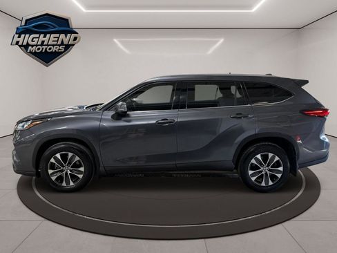 Used 2021 Toyota Highlander XLE AWD/4WD image 3