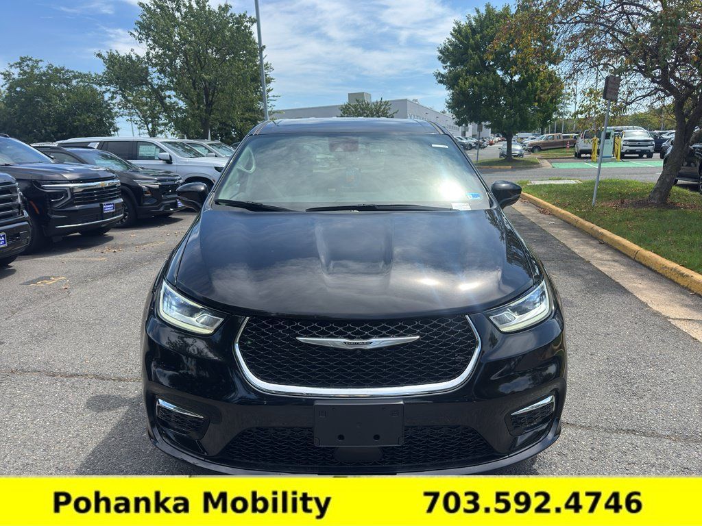 Used 2024 Chrysler Pacifica Touring-L FWD image 4