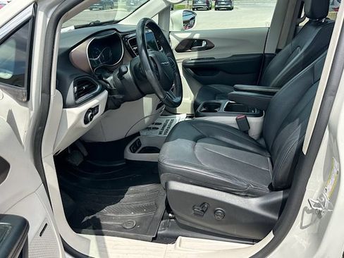 Used 2019 Chrysler Pacifica Touring-L Plus w/ Advanced Safetytec Group FWD image 13