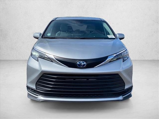 Used 2025 Toyota Sienna LE FWD image 2