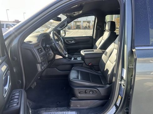 Used 2023 Chevrolet Suburban Premier image 2