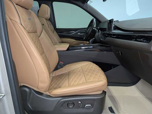 Certified 2022 Cadillac Escalade Premium Luxury w/ LPO, Illumination Package AWD/4WD image 45