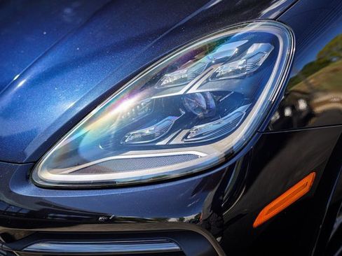 Used 2023 Porsche Cayenne Platinum Edition image 3